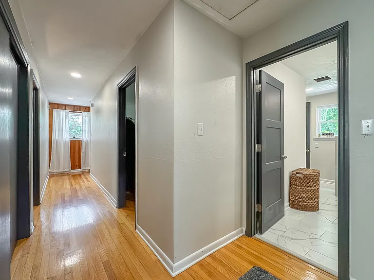 1044 Seminole Dr — Photo 4