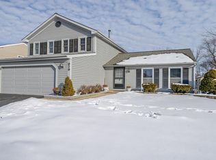 979 Hill Crest Dr, Carol Stream, IL 60188
