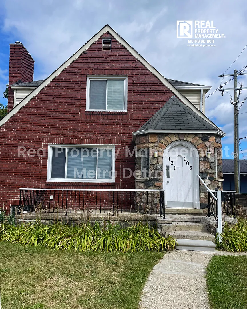 2-Bedroom Upper Unit in Pontiac, Michigan — Photo 1