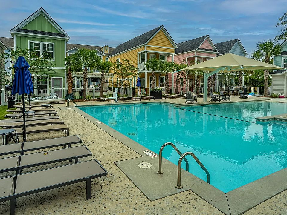 resort style swimming pool