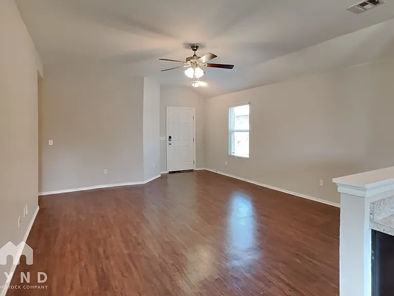1724 Lanesboro Dr — Photo 4
