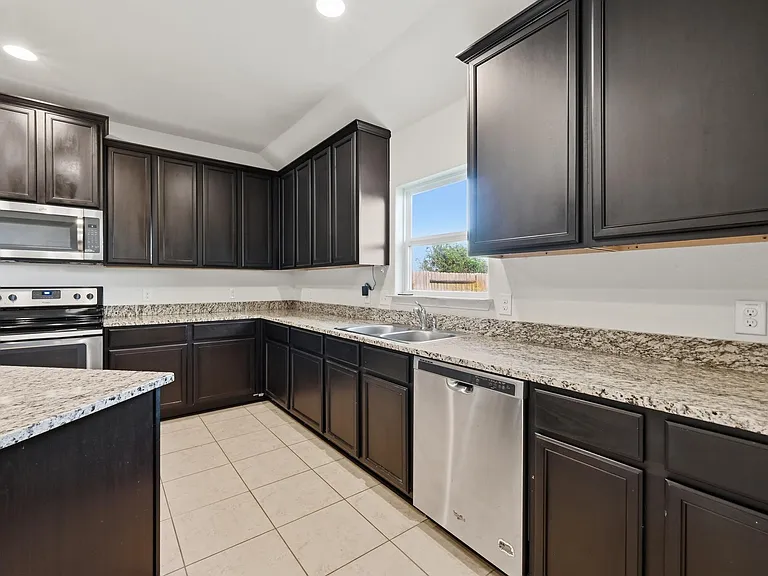 1216 Violet Ln — Photo 6