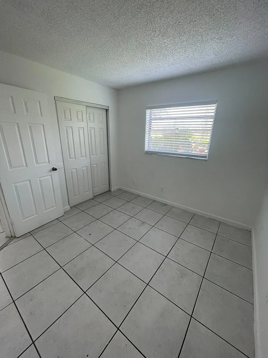 Building Photo - 6035 SW 37th St #7