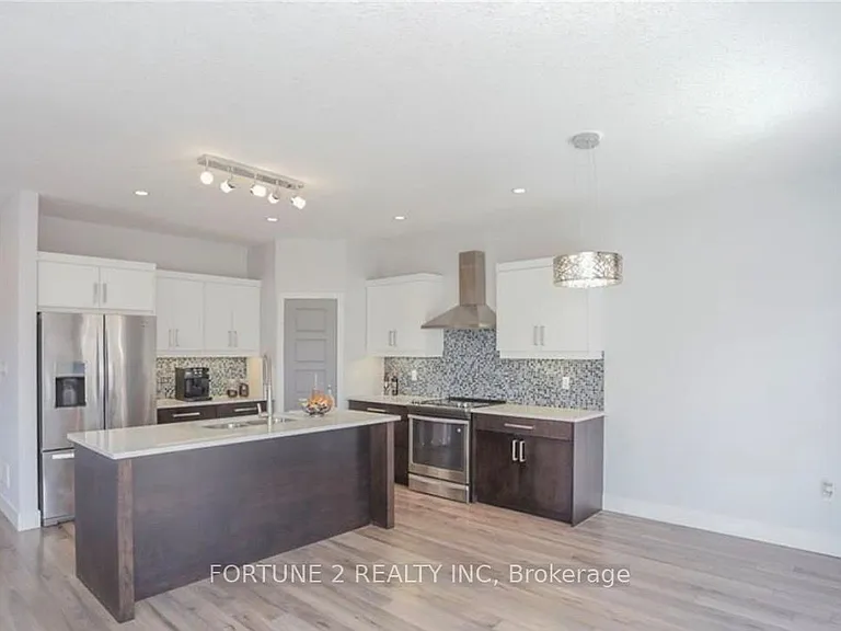 1877 Foxridge Cres — Photo 7