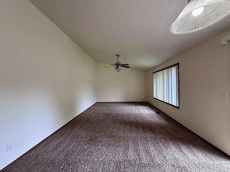 Adorable and Spacious!! Troutdale Duplex in Cul-de-sac!! — Photo 7