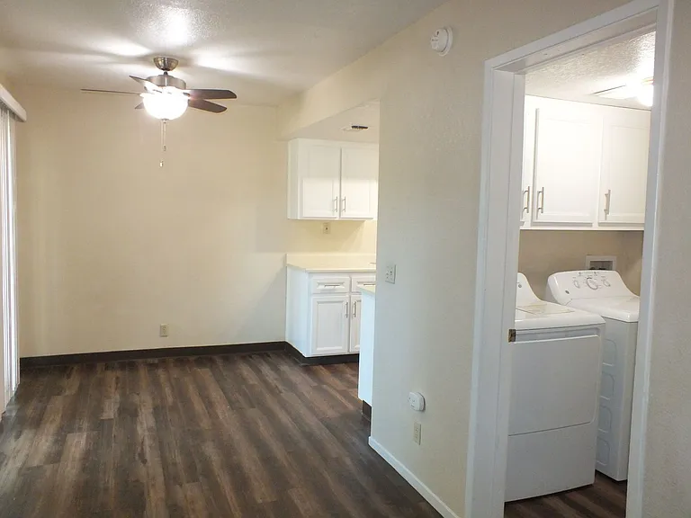 Cameron Park Townhouse apartments at La Crescenta Gardens — Photo 23