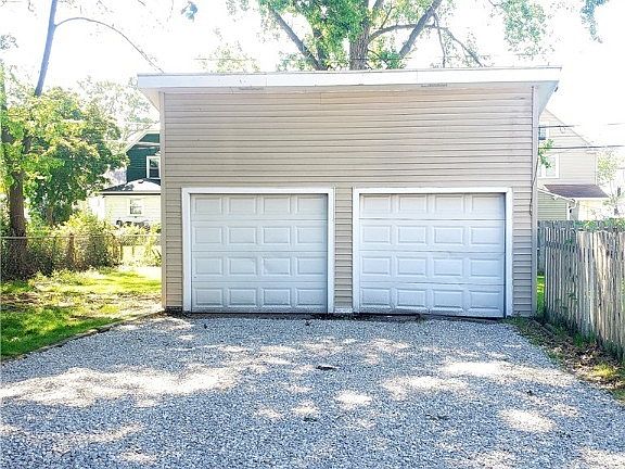 4th image of 104 Marseilles Ave