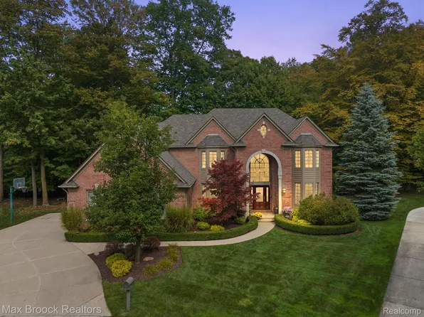 200 Turnberry Ct, Beverly Hills, MI 48025