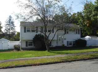 11 Eisenhower Rd, Peabody, MA 01960