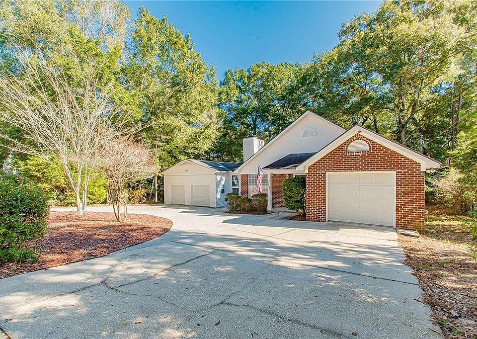 2nd image of 202 Greenbriar Cir N