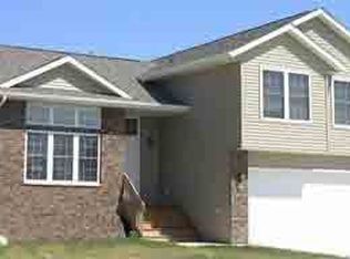90 McKenzie Ln S, North Liberty, IA 52317