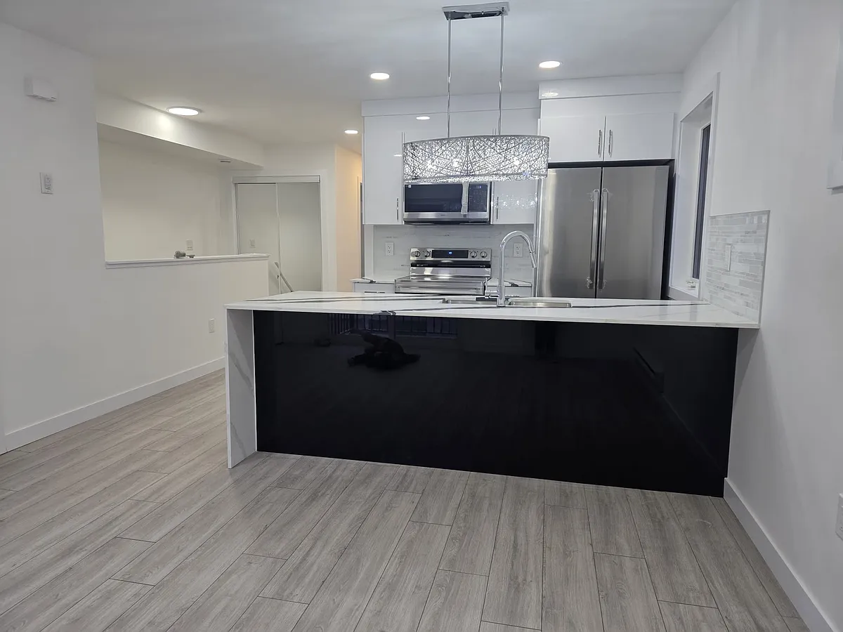 Building Photo - 999 Lorette Ave #3