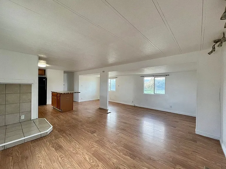 309 Oxford Dr — Photo 2