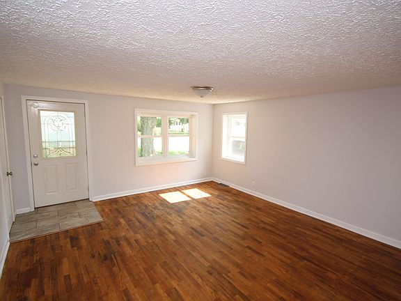 2nd image of 927 Iroquois Ave