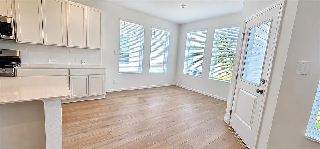 4 bed, 2.0 bath, 2366 sqft, $2,200 — Photo 2