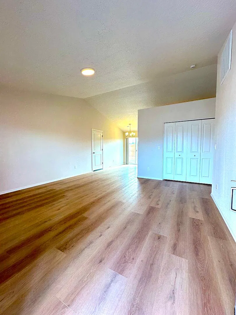 3 Bedroom With Large Backyard in North Redmond — Photo 3
