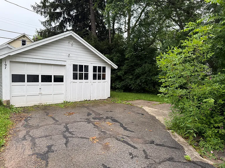 197 Rossiter Rd — Photo 2