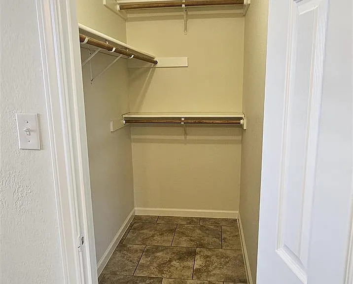 1731 Greenwood Ln — Photo 7