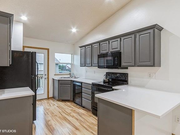 3rd image of 1410 Hayden Ln