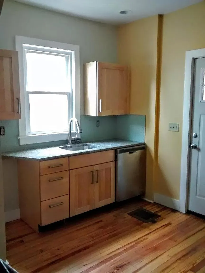 5 bed, 2.5 bath, 2300 sqft, $3,825 — Photo 4