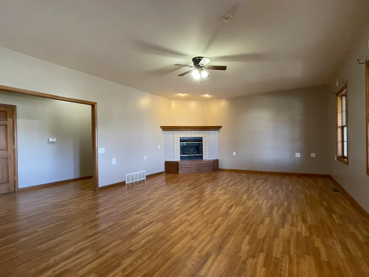 4 bed, 2006 sqft, $2,500 — Photo 2