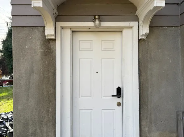 5046 19th Ave NE #L, Seattle, WA 98105