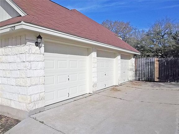 4th image of 1109 Oak Hollow Dr