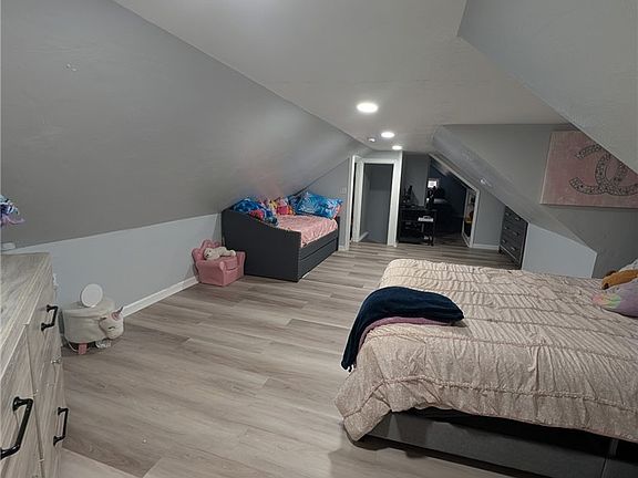 4th image of 3233 W 52nd St