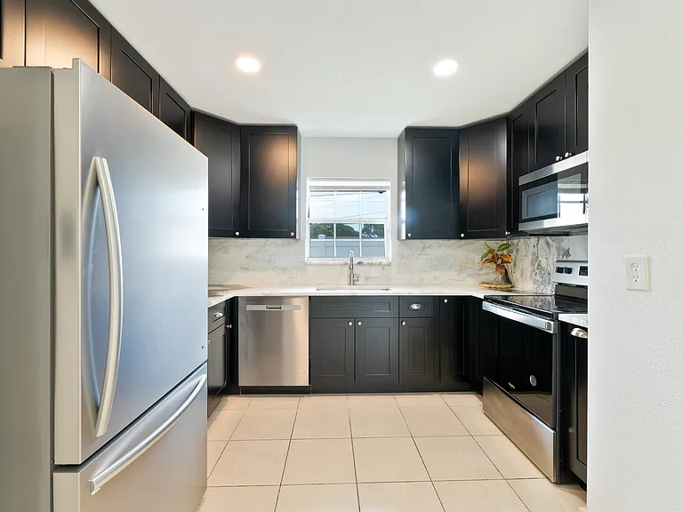 289 SW 3rd Ct — Photo 9