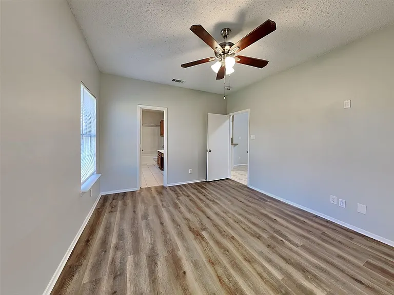 1395 Chinaberry Dr — Photo 6