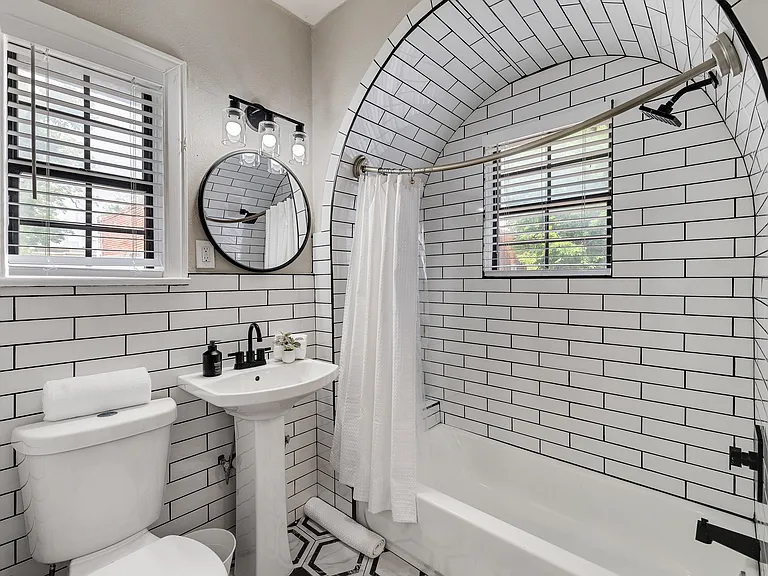4400 Gaston Ave — Photo 5