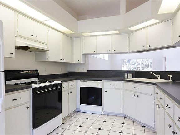 5th image of 21844 Royal St Georges Ln