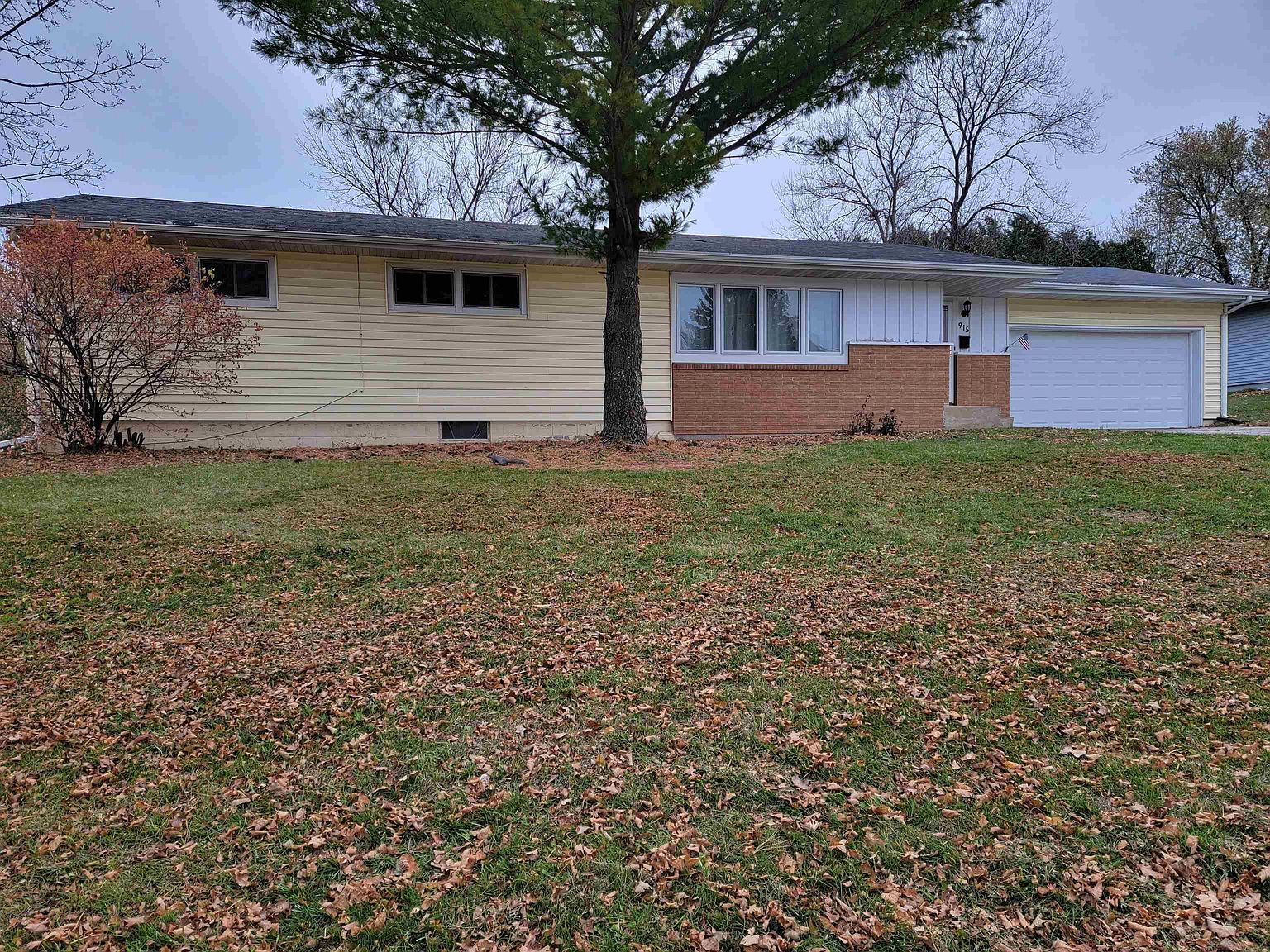 915 N Elm St, Cresco, IA 52136 Zillow