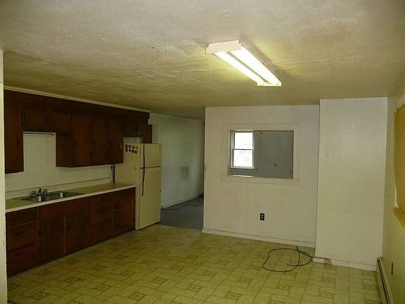 3rd image of 82 Franklin St