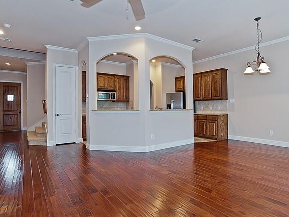 2nd image of 2214 Kirby St #2214