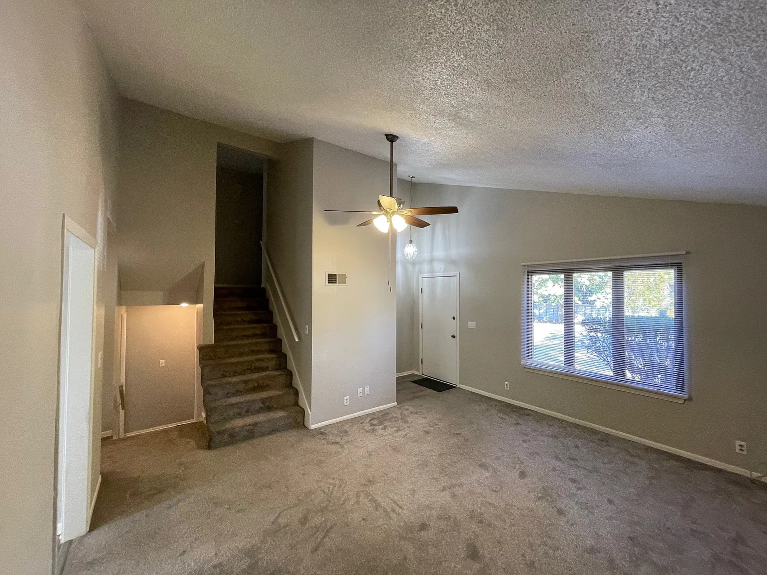 3 bed, 1.5 bath, 1470 sqft, $1,500 — Photo 2