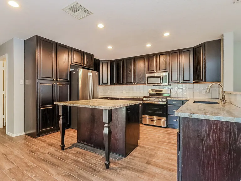 302 Falling Pine Dr — Photo 6