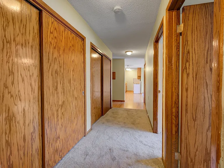 4320 36 1/2 St W — Photo 10