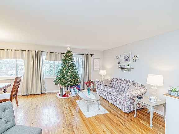 3rd image of 725 Hillcrest Blvd