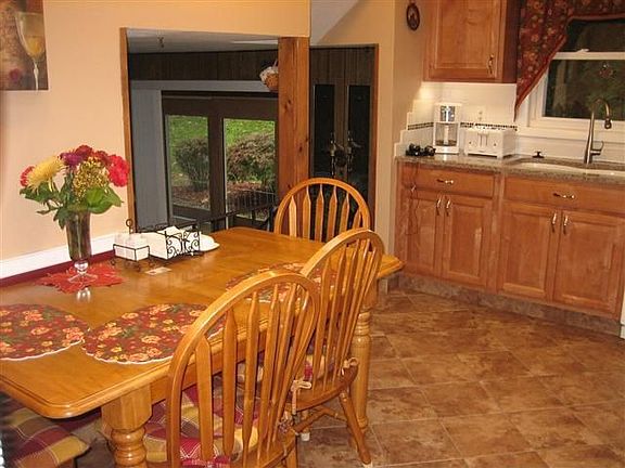 4th image of 33 Barkwood Ln
