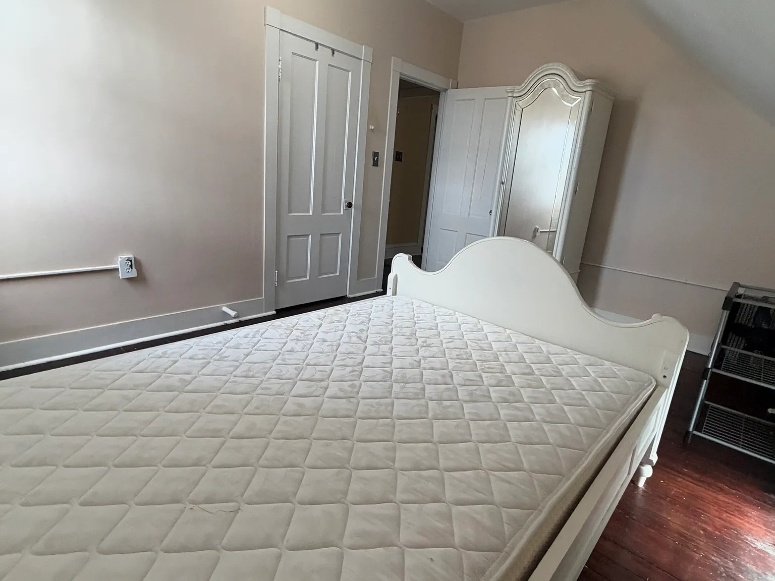3 bed, 1100 sqft, $900 — Photo 2