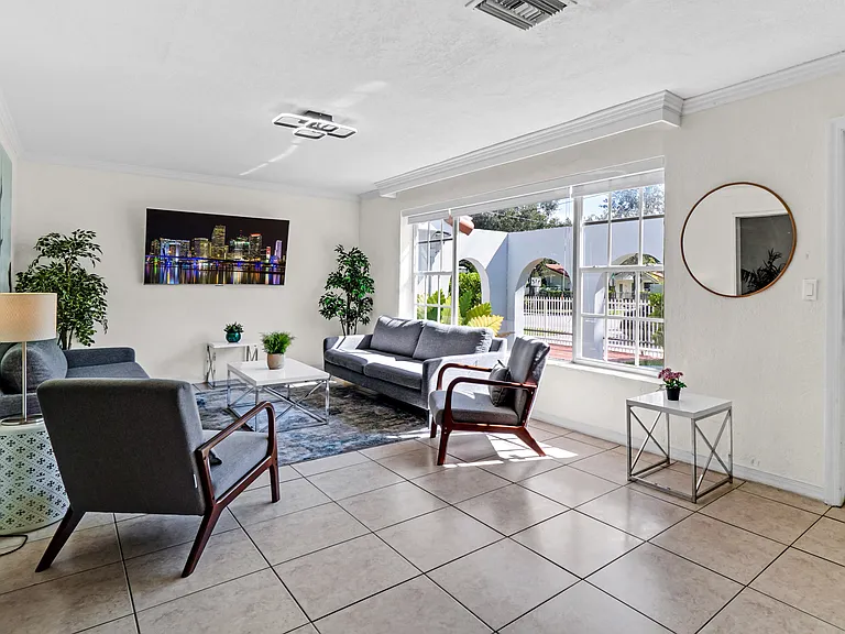 2710 SW 22nd Ave — Photo 6