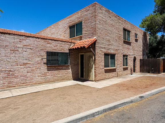 3rd image of 6633 E Calle La Paz