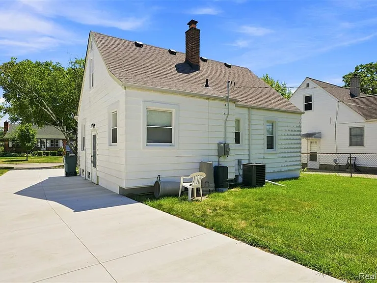 100 S Custer Ave — Photo 24