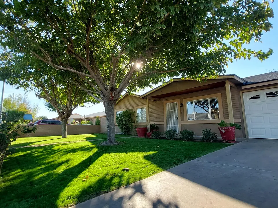 1636 N 64th Dr