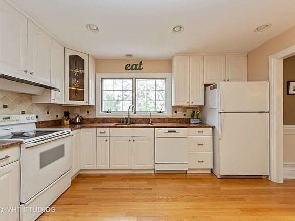 4th image of 348 Lawn Ln