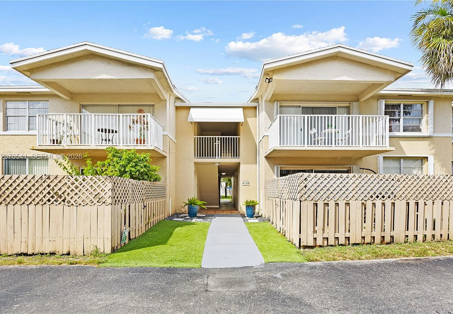Doral Gardens Condo — Photo 1
