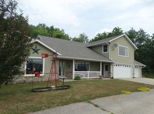 467 Big Foot Rd, Monona, IA 52159