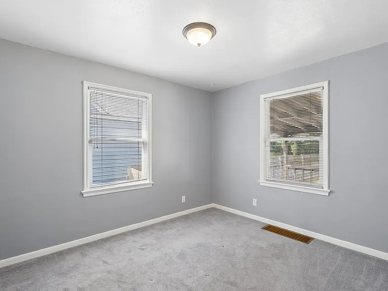 3512 S Division St — Photo 17