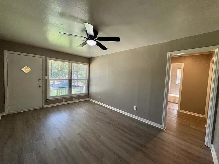 252 E Coe Dr — Photo 7